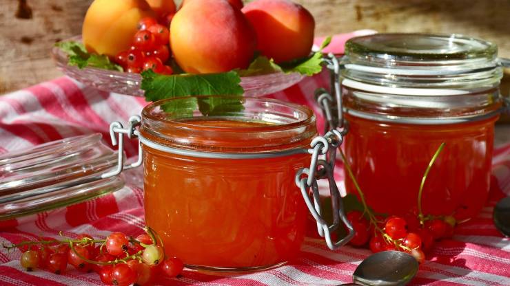 muffa nel barattolo di marmellata