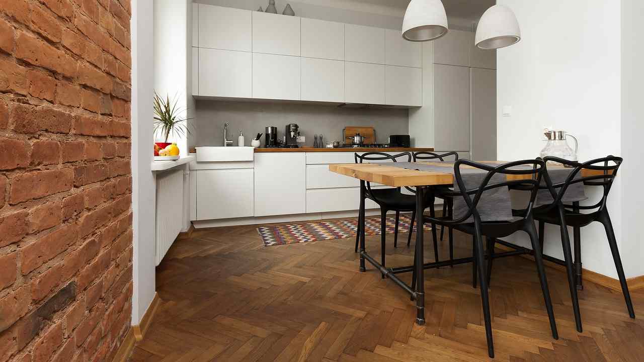 eliminare macchie parquet