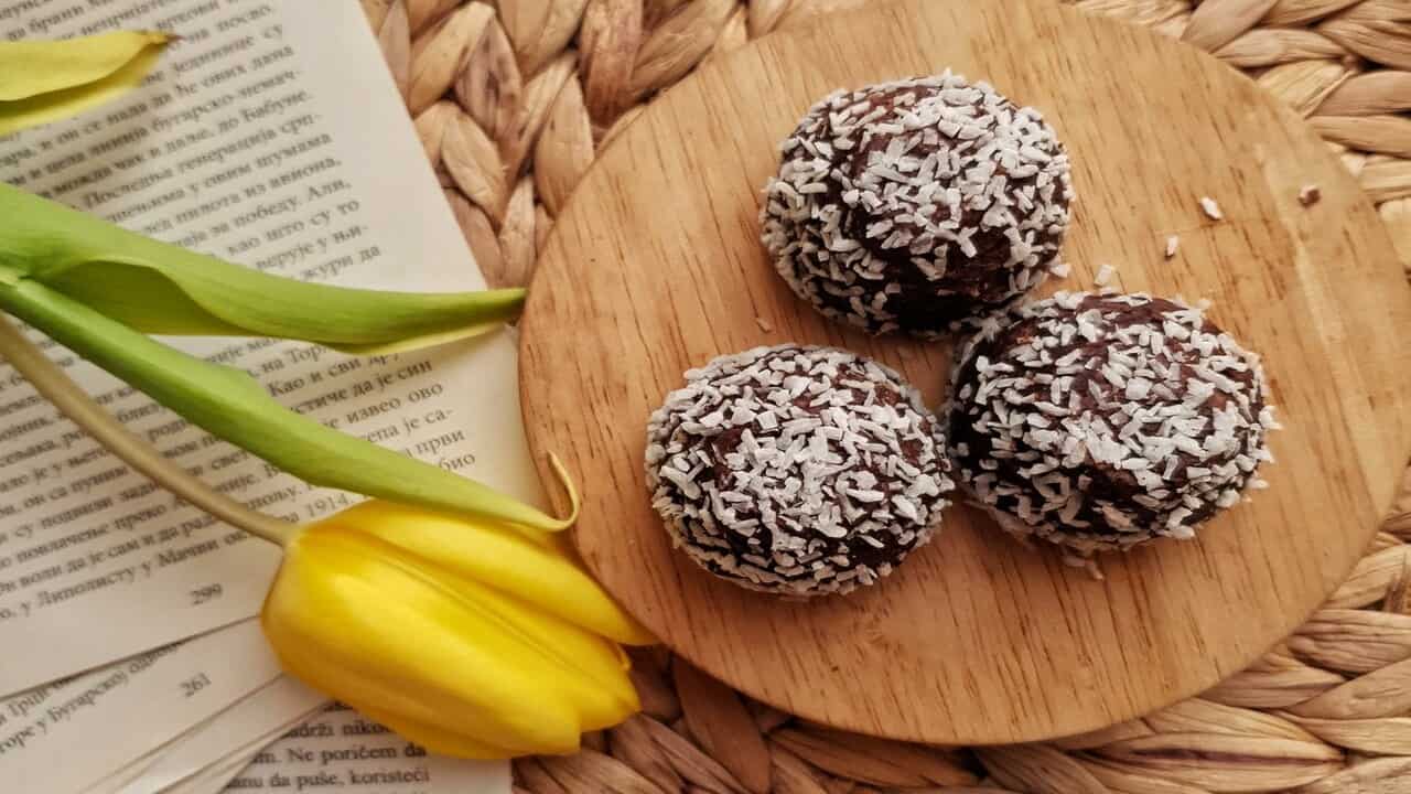 Tartufi cioccolato e cocco (Pexels)