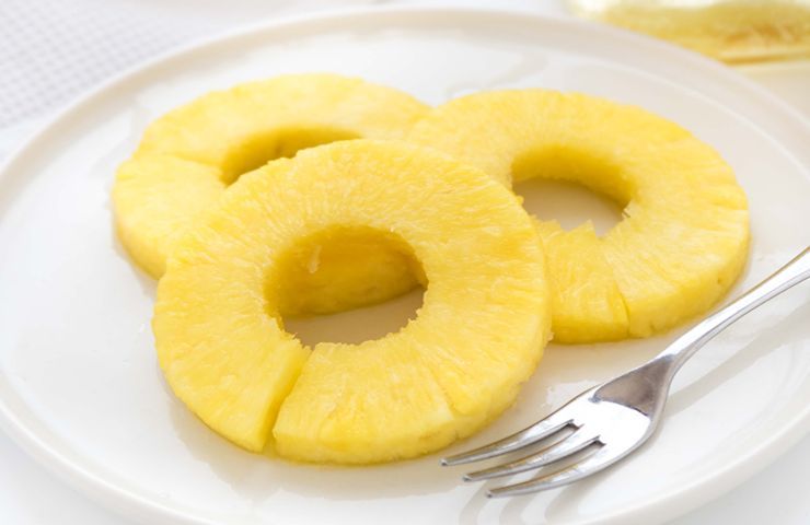 Ananas in scatola frutto esotico