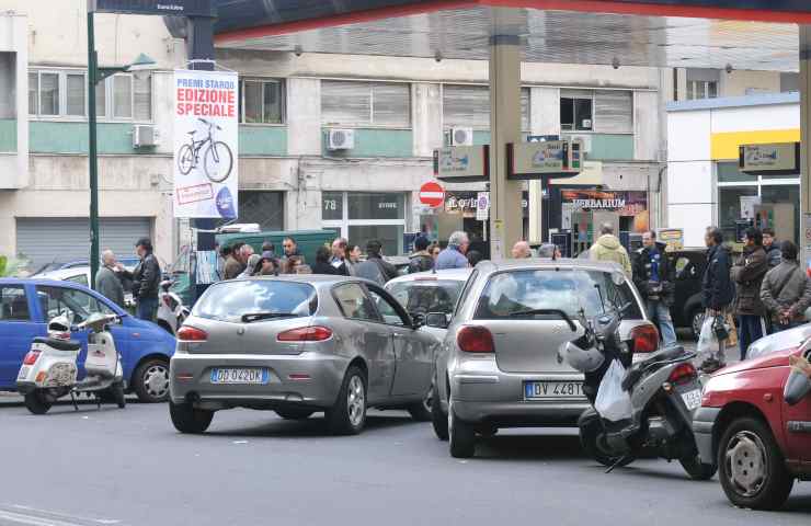 Auto in coda ad un distributore di carburante