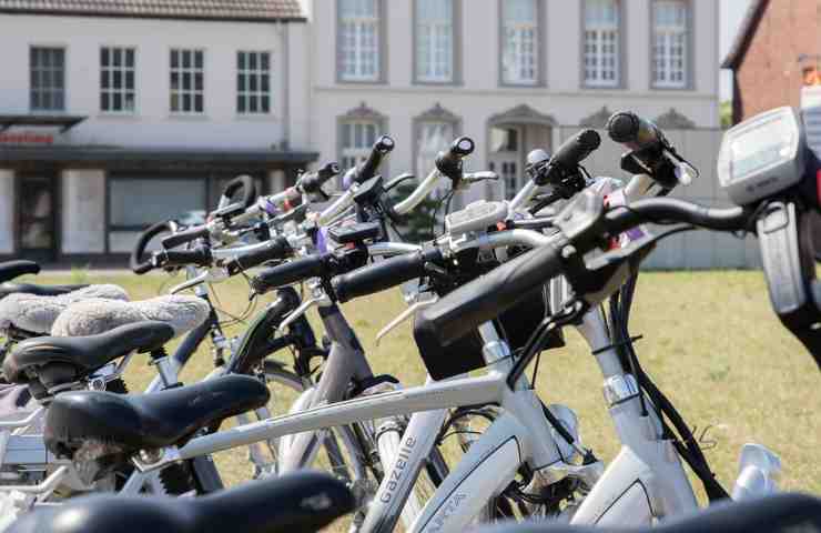 Bici elettriche pubbliche in fila