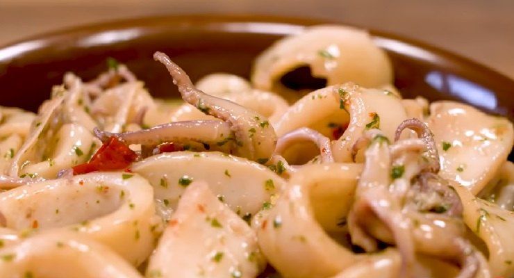 Calamari affogati al vino bianco veloci e saporiti