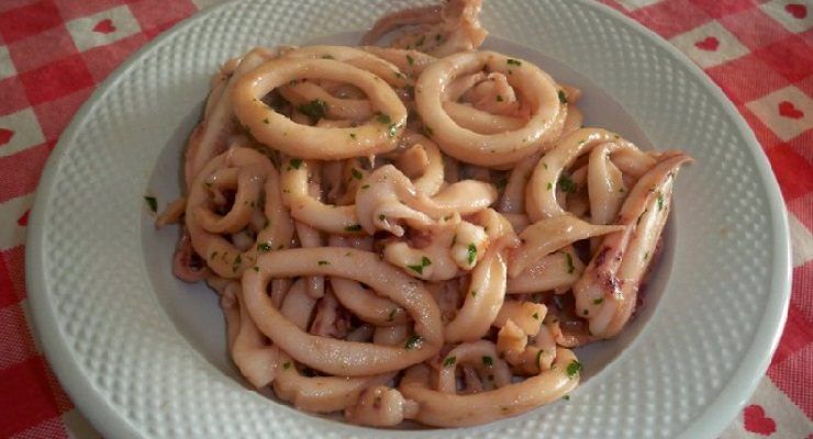 Calamari affogati al vino bianco veloci e saporiti