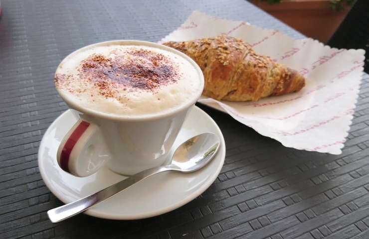 Cornetto e cappuccino al bar