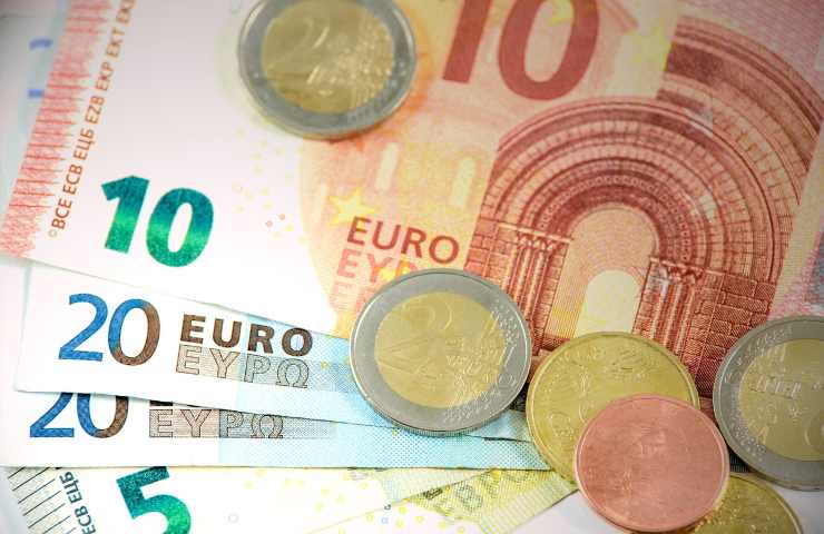 Degli spiccioli e delle banconote in euro