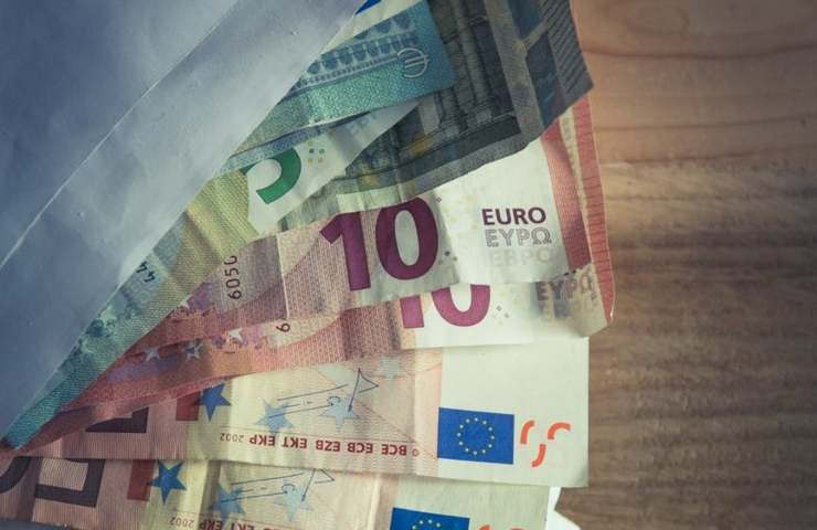 Delle banconote in euro da una busta