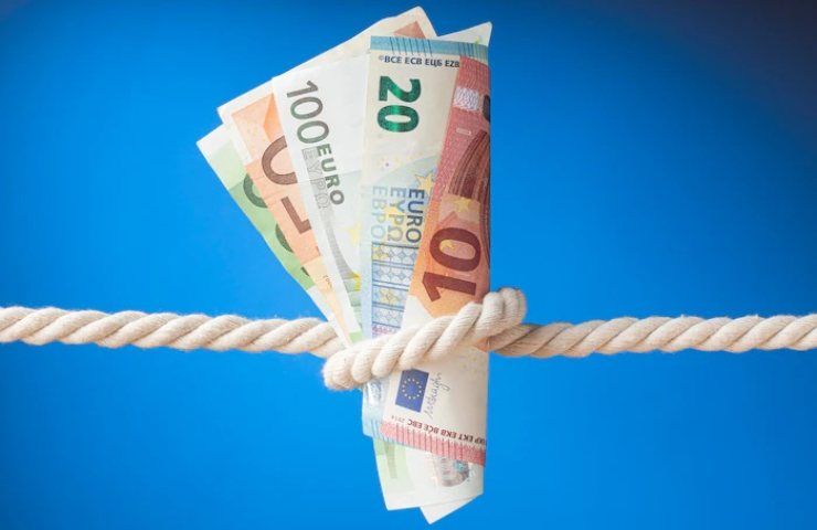 Delle banconote in euro legate da una corda