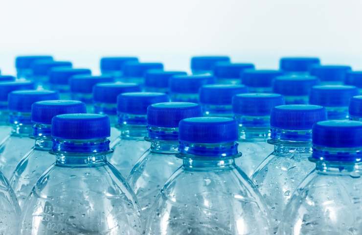 Diverse bottiglie di acqua in plastica
