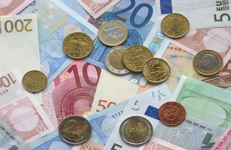 Diverse monete e banconote in euro