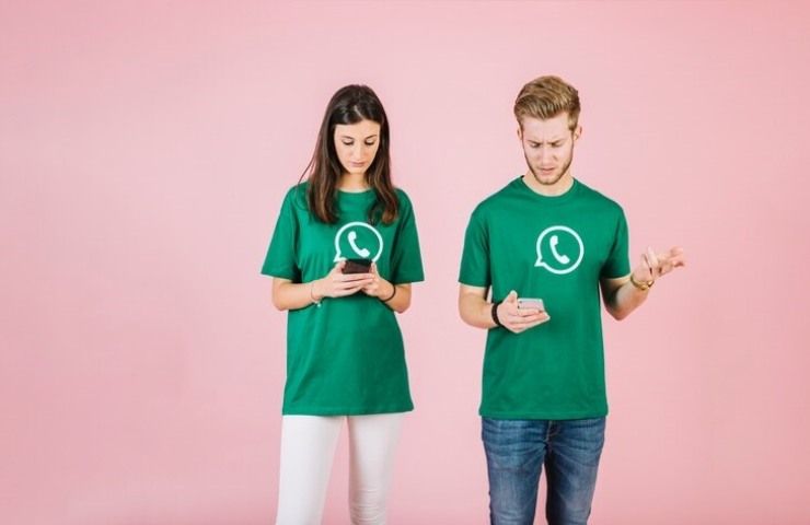 Due giovani stanno utilizzando Whatsapp