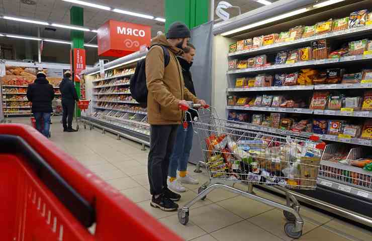 Due persone al supermercato fanno la spesa