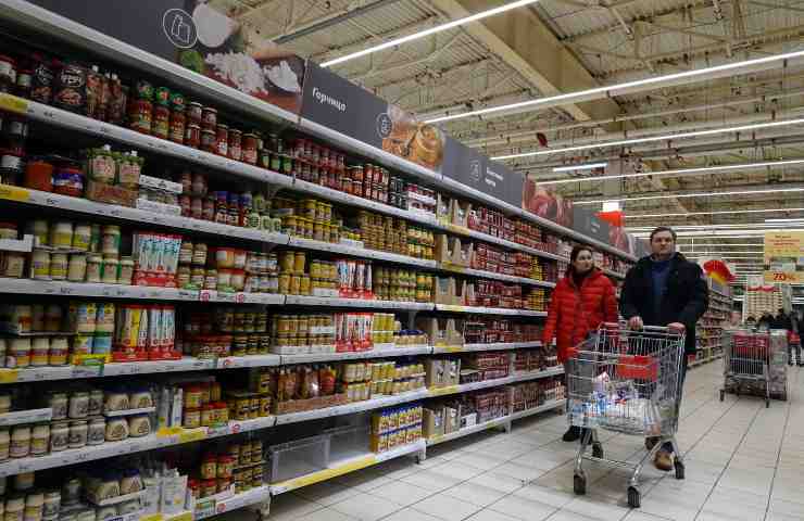 Due persone mentre fanno la spesa al supermercato