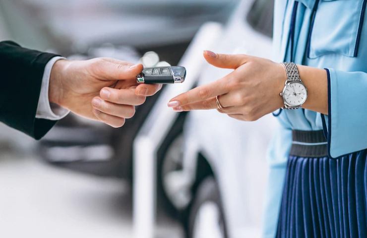 Due persone si scambiano le chiavi dell'auto