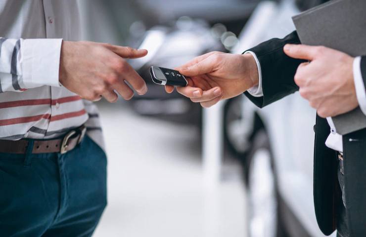 Due persone si scambiano le chiavi dell'auto