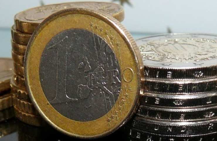 Fronte di un euro ed altre monete