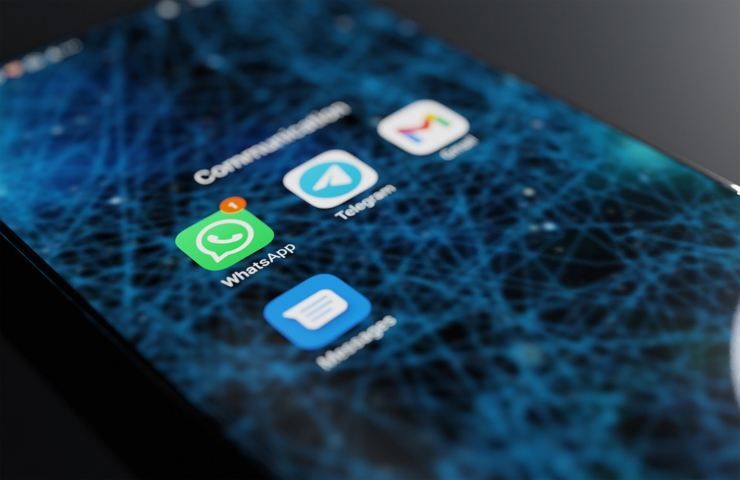 Icone di app social e mail su un telefonino