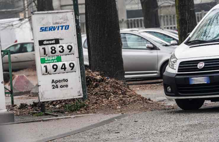 Il listino prezzi di un distributore di benzina