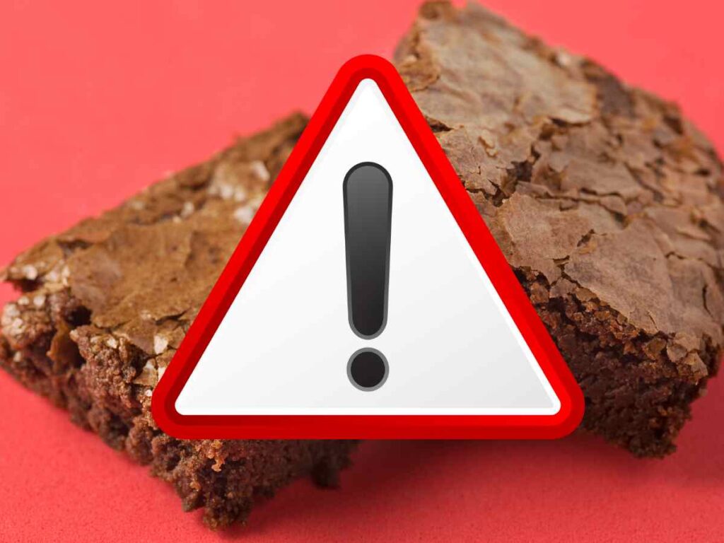 pezzi di cioccolato e segnale di pericolo