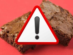 pezzi di cioccolato e segnale di pericolo