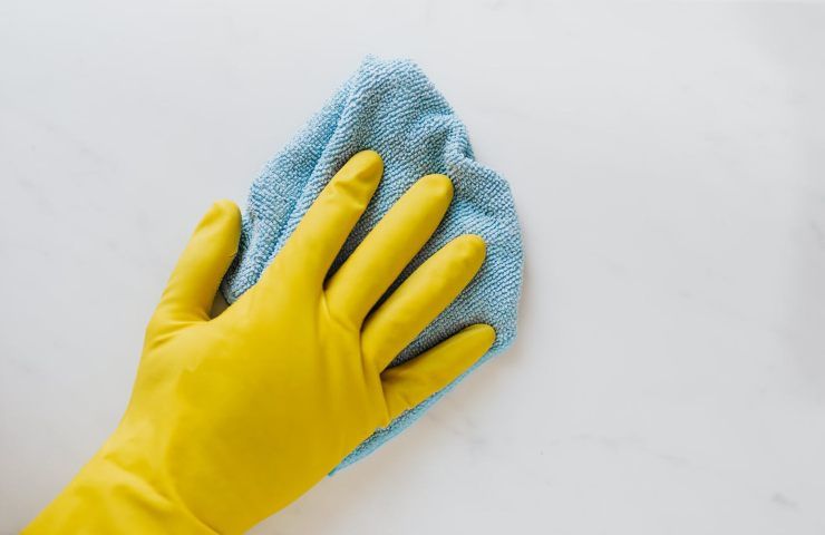 La mano di una casalinga intenta a fare pulizie