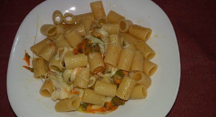 Pasta fiori di zucca e provola veloce e saporita