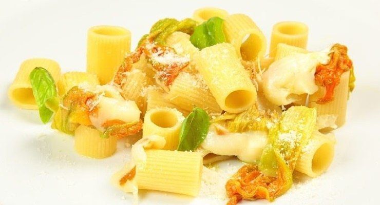 Pasta fiori di zucca e provola veloce e saporita