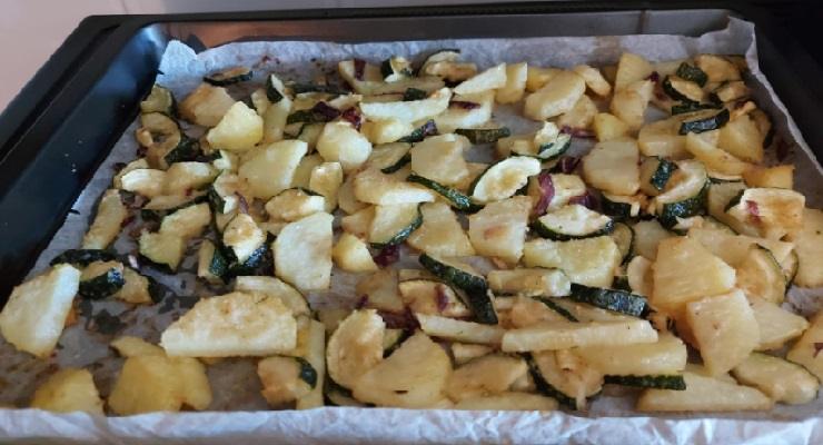 Patate, cipolle e zucchine pronte da infornare light 190 calorie