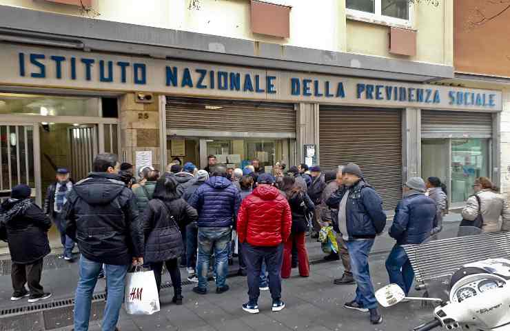 Persone in attesa all'esterno della sede INPS