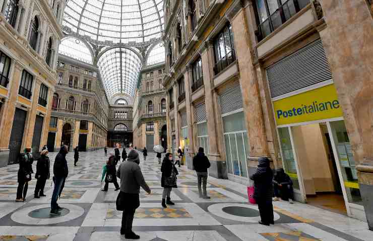 Persone in fila all'esterno di un ufficio postale