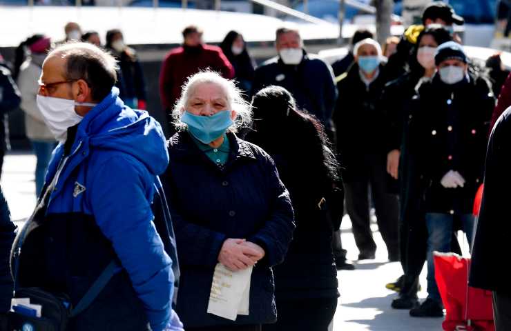 Persone in fila per riscuotere la pensione