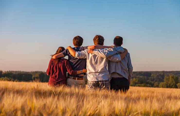 Quattro ragazzi ripresi di spalle