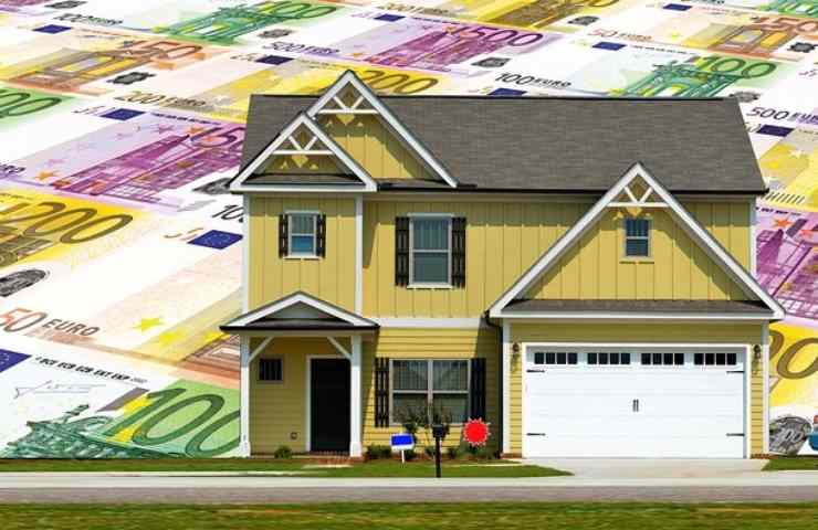 Raffigurazione di una casa con soldi sullo sfondo