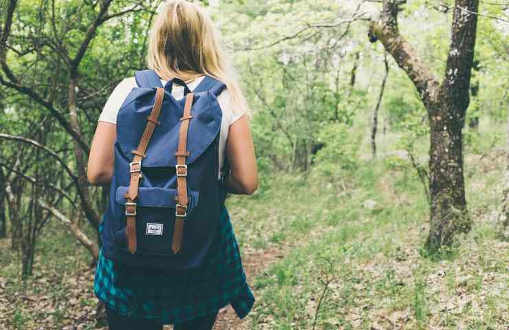 Ragazza di spalle durante una escursione