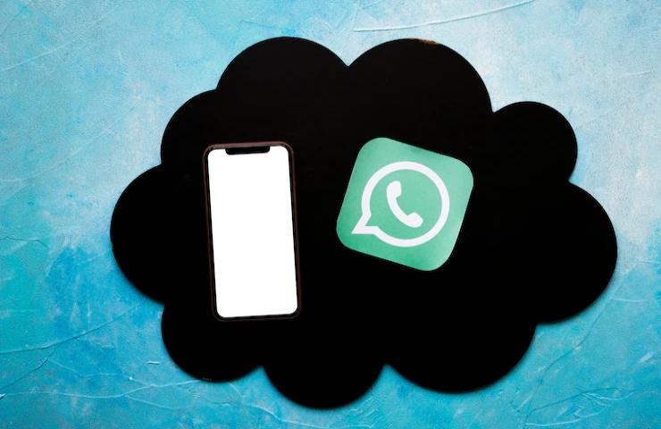 Rappresentazione stilizzata di uno smartphone e del logo di Whatsapp