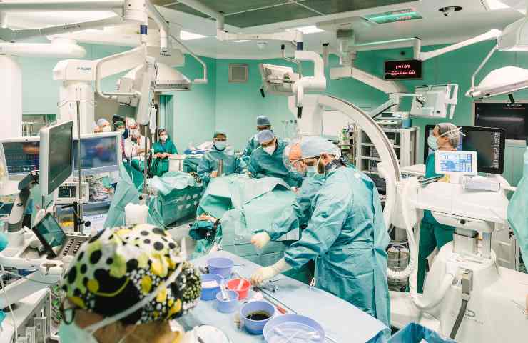 Rimozione di un tumore in sala operatoria