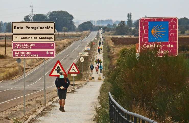 pellegrini felici verso Santiago