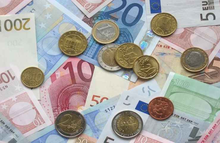 Svariate banconote e monete in euro
