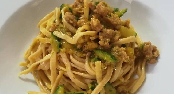 Tagliatelle con salsiccia zafferano e zucchine