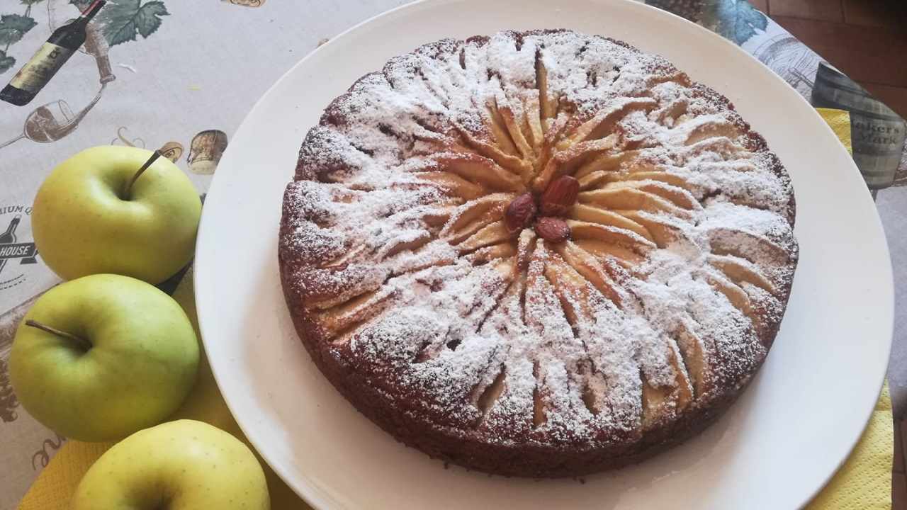 Torta di mele con colomba a Pasqua