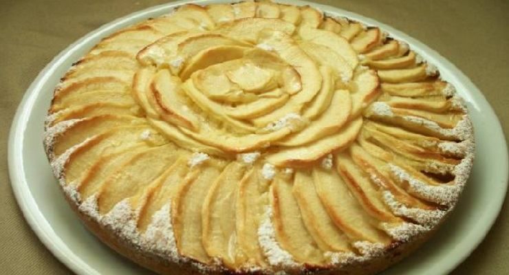 Torta di mele con colomba a Pasqua