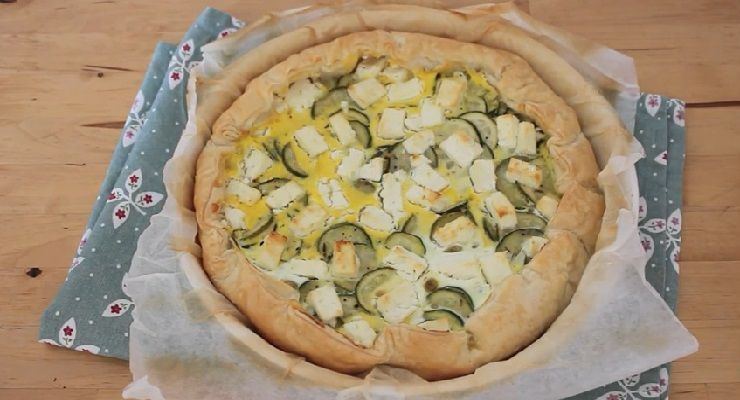 Torta salata con zucchine carote e feta