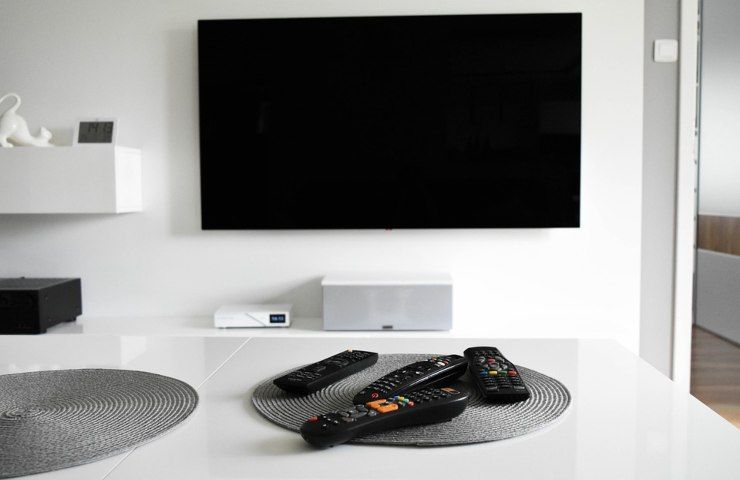 Tv a schermo piatto con diversi telecomandi