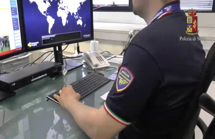 Un agente della Polizia Postale al lavoro