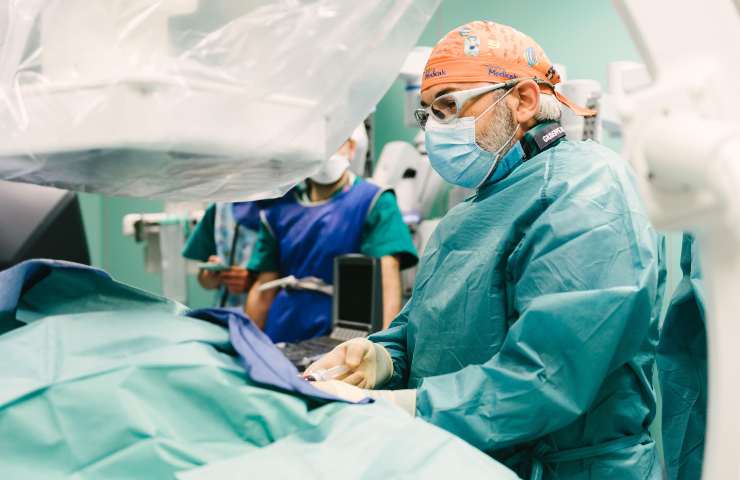 Un chirurgo in sala operatoria