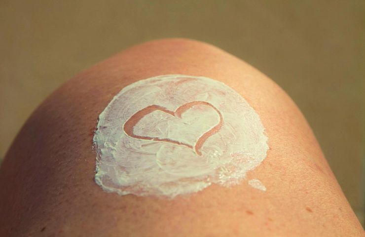 Un cuore disegnato con una crema di bellezza