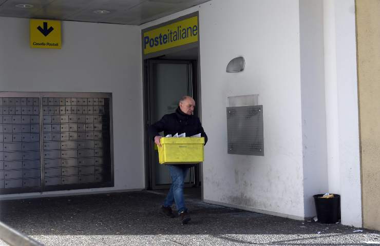 Un dipendente di Poste Italiane al lavoro