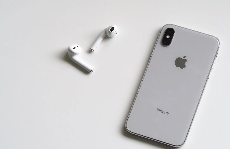 Un iPhone con auricolari iBuds