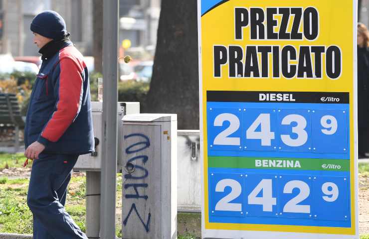 Un listino prezzi di benzina e diesel