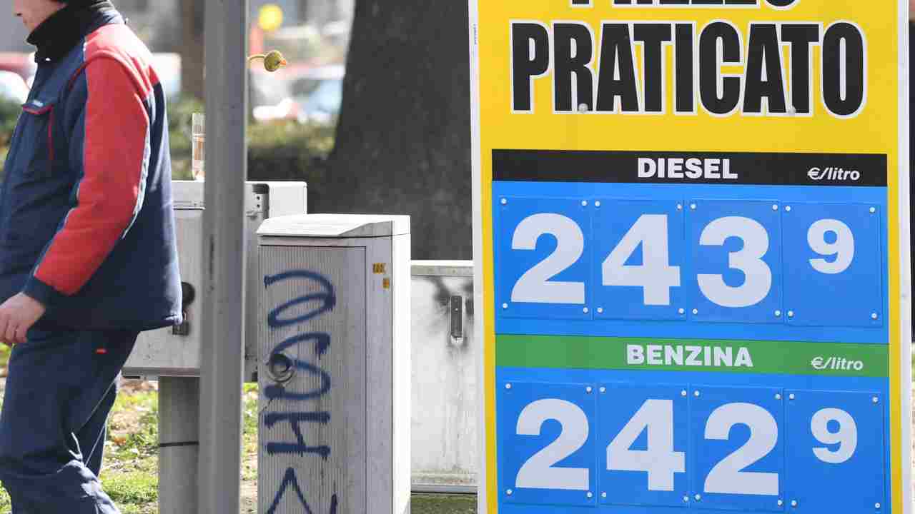 prezzo benzina e diesel aumenti